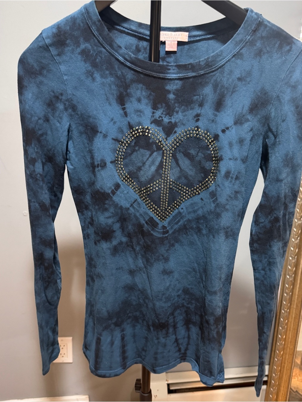 Beautiful Romeo & Juliet Couture long-sleeve top in a deep blue/black tie-dye